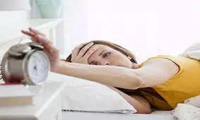 ۹ علت سردرد صبحگاهی/ چرا بعد از بیدار شدن سرمان درد می‌گیرد؟