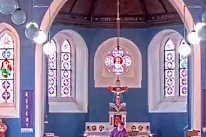 سوتی باورنکردنی کشیش هنگام پخش دعا در کلیسا/ ویدئو