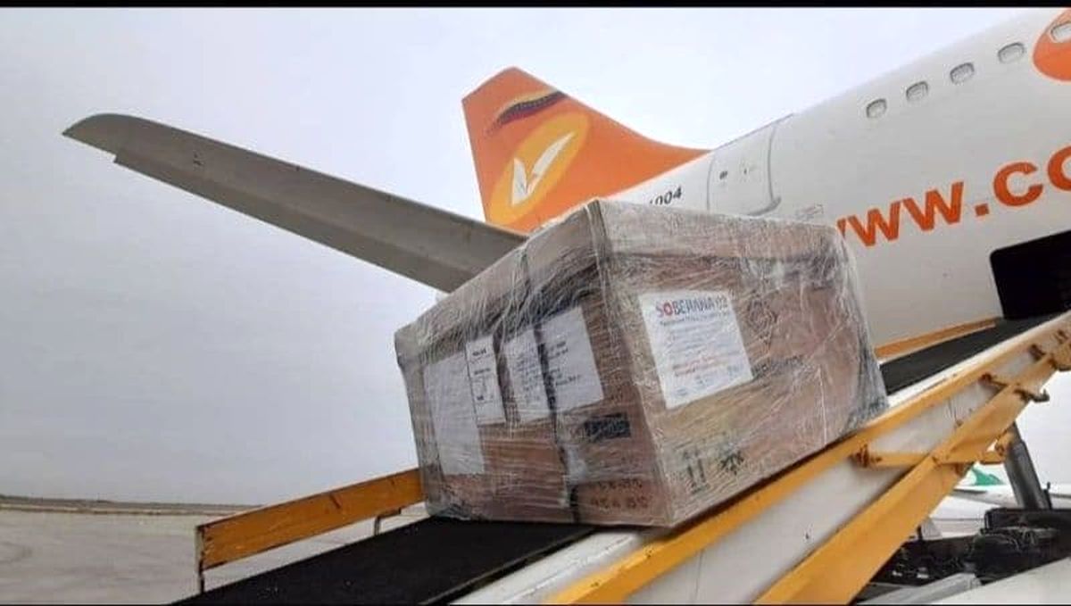 محموله 100 هزار دوزی واکسن مشترک ایران و کوبا وارد فرودگاه امام شد/ عکس