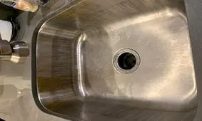 روش‌های تمیز کردن لکه‌ی اسید از روی استیل