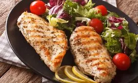 حرکت کردن سینه مرغ خام در حین سرو غذا/ ویدئو
