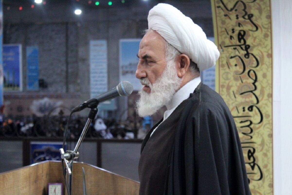 امام جمعه کاشان: در دستگاههای اجرایی مرد و زن به صورت مختلط کار میکنند؛ باید جدا شوند/ در سواحل هم بین مرد و زن اختلاط وجود دارد