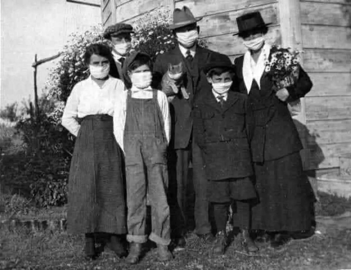 یک عکس تاریخی عجیب/ ماسک زدن طرفداران فوتبال در سال 1918 به خاطر آنفلوانزا