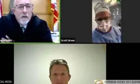  یک پزشک از داخل اتاق عمل در جلسه دادگاه حاضر شد