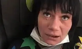 رفتار غیر اخلاقی یک زن در هواپیما/ او ناگهان لباس‌هایش را درآورد/ ویدئو