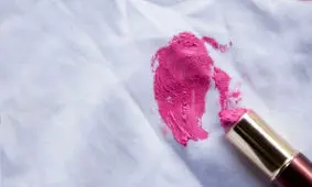 روش‌های پاک کردن رژ لب از روی وسایل مختلف