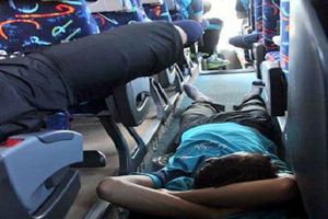 کف خوابی مسافران نوروزی در اتوبوس‌ها