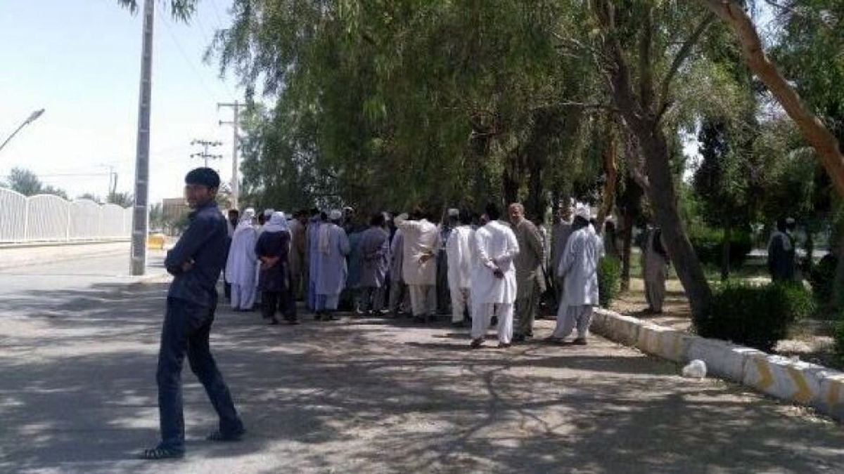 افرادی که شیشههای فرمانداری و بخشداری را در حوادث سراوان شکستند، ضد نظام نبودند / رسانههای داخلی اخبار صحیح را به مردم منعکس نکردند