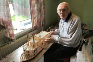 هنر دست پیرمرد ۸۷ ساله/ ساخت سازه‌های کبریتی
