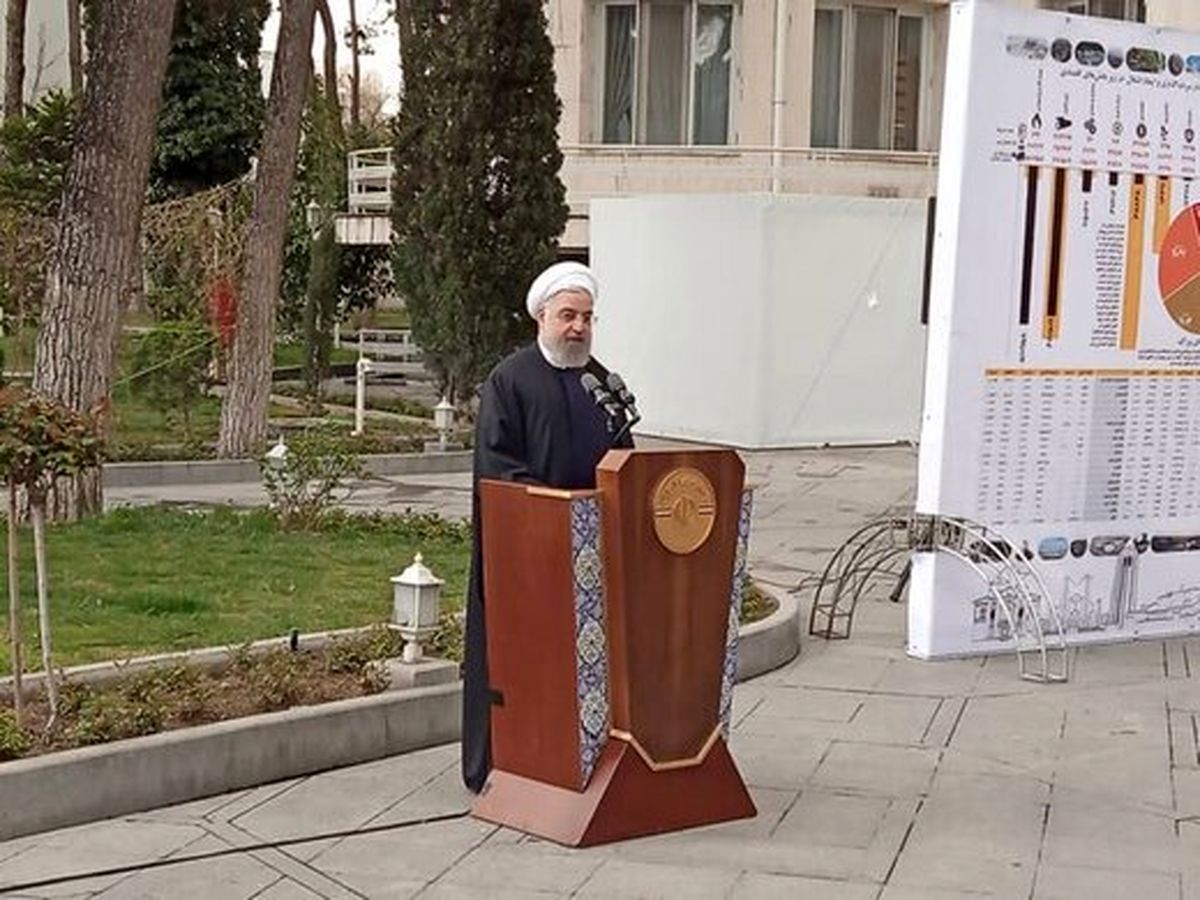 تصویری جالب از روحانی و وزرای دولت، زیر باران