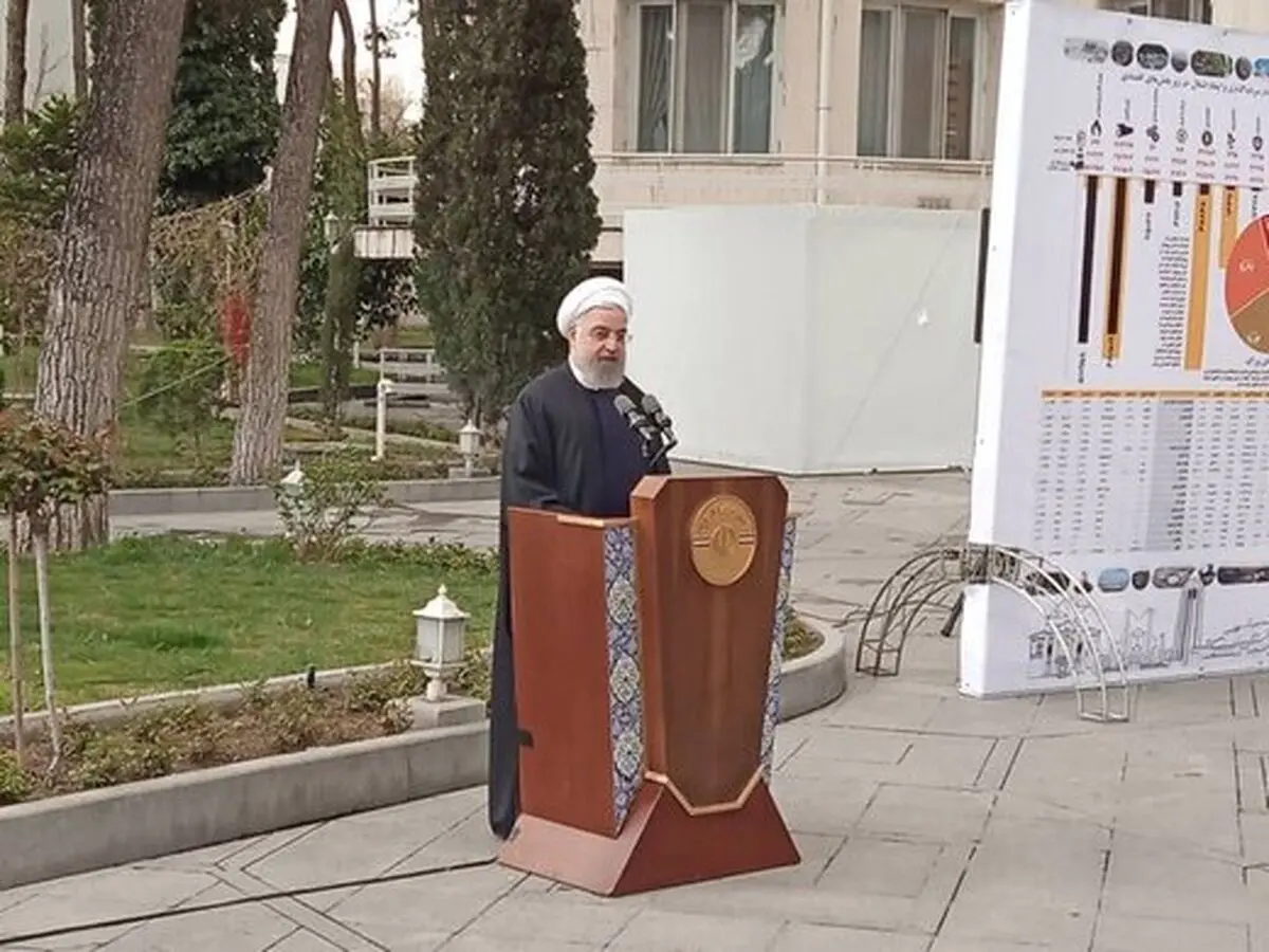تصویری جالب از روحانی و وزرای دولت، زیر باران