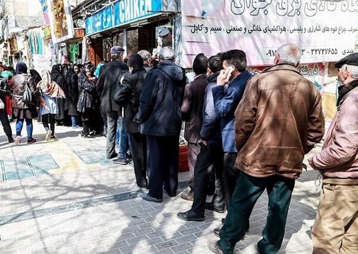 مردم، همچنان در صف‌های طویل مرغ!/ ویدئو