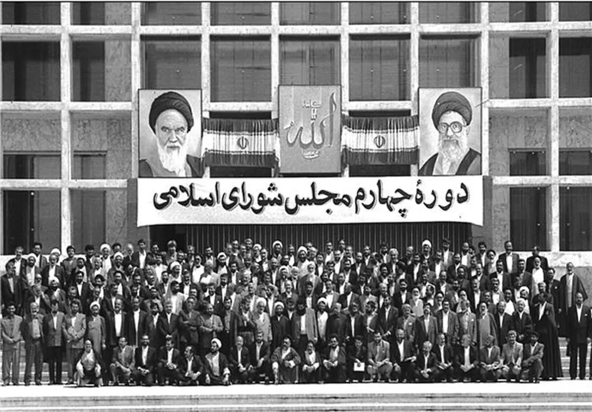 عکسی قدیمی از هم‌نشینی روحانی، ناطق و باهنر