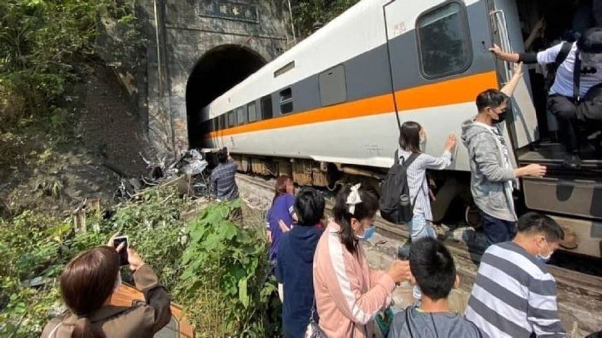 صدها کشته و زخمی بر اثر حادثه خروج قطار از ریل در تایوان