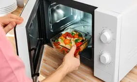 چرا هرگز نباید یخ مواد غذایی را با مایکروفر باز کرد؟