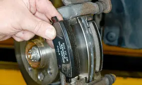 آموزش تعویض لنت ترمز خودرو