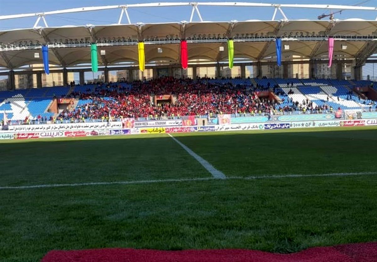 حضور هواداران در ورزشگاه برای تماشای دیدار پرسپولیس و پدیده با وجود شرایط کرونایی/ ویدئو