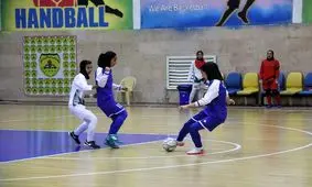 از خانم مُسن تا آقای کفاش؛ همه پیگیر فوتسال بانوان نفت آبادان