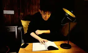 چراغ مطالعه‌‌ای که چراغ قوه هم می‌شود/ ویدئو