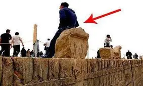 روی سردیس هخامنشی ننشینید!
