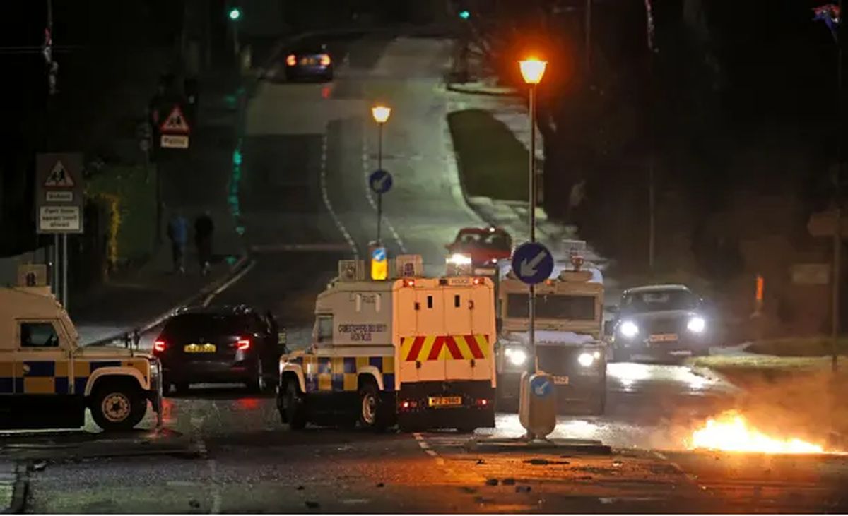 حمله به پلیس در شب دیگری از ناآرامی‌های ایرلند شمالی