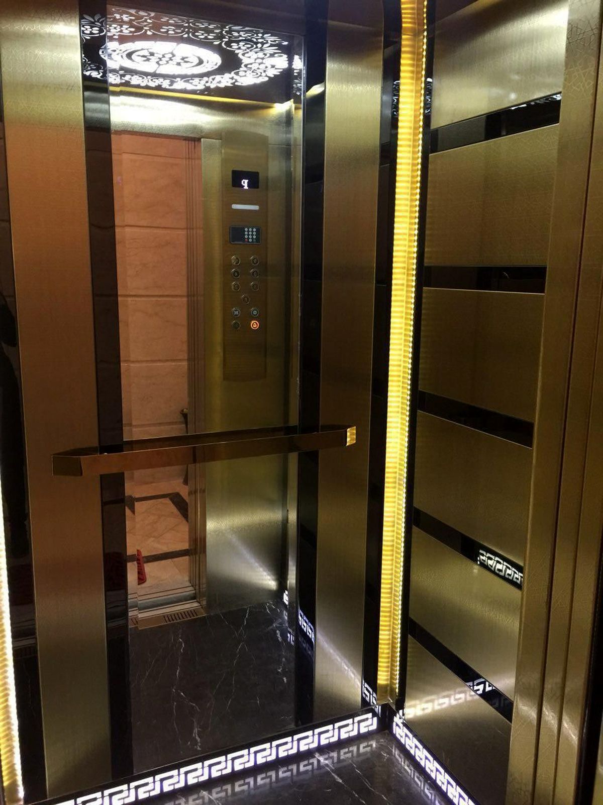 چگونه در آسانسور در برابر کرونا ایمن بمانیم؟/ اینفوگرافی