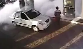 لحظه آتش گرفتن ۲ مرد در پمپ گاز/ ویدئو+16