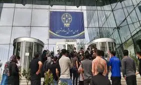 تجمع سهامداران مقابل سازمان بورس/ تصاویر