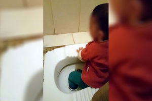 گیر کردن پای یک کودک در کاسه توالت!/ ویدئو