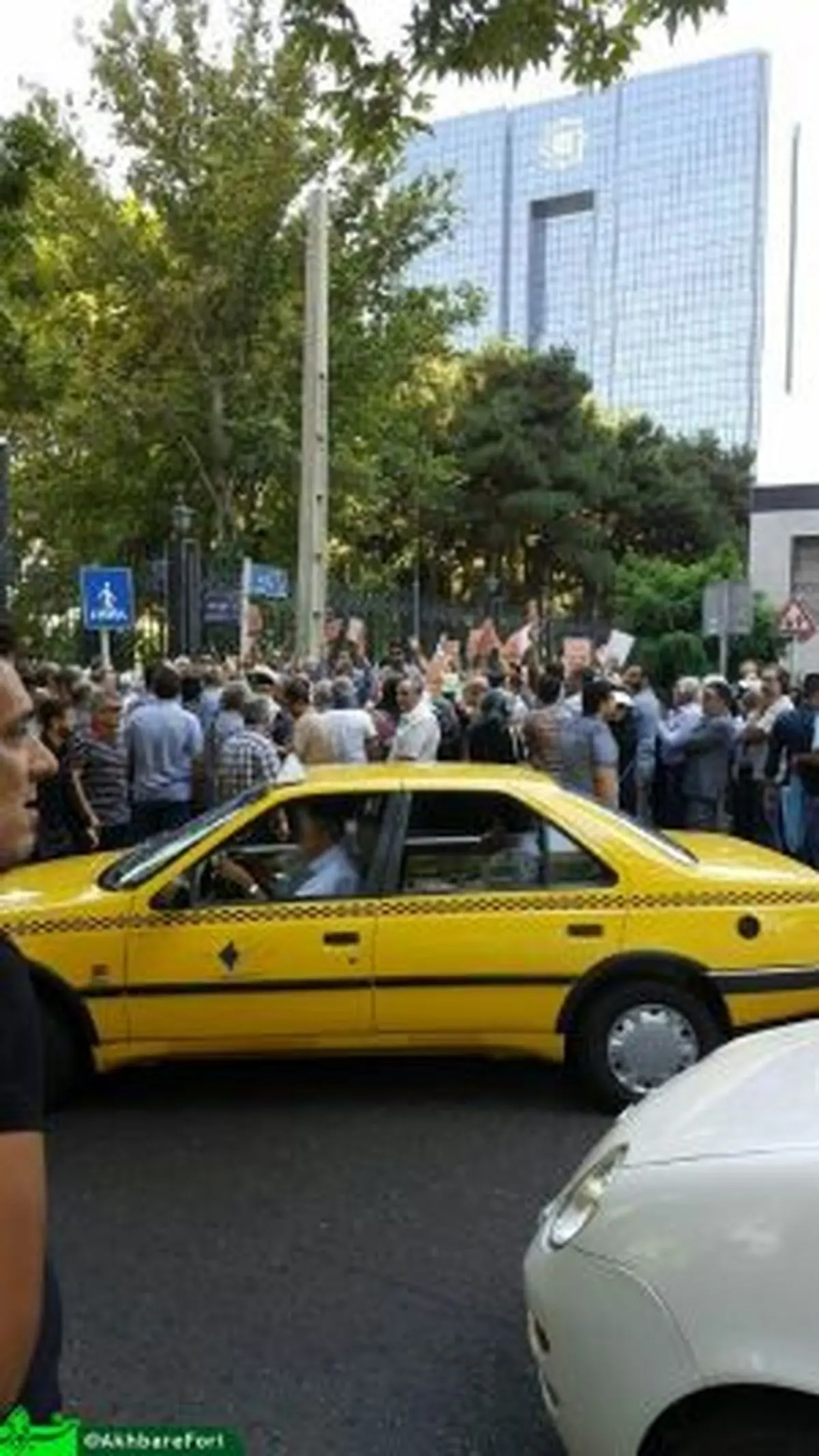 تجمع سپرده‌گذاران کاسپین و آرمان مقابل بانک مرکزی