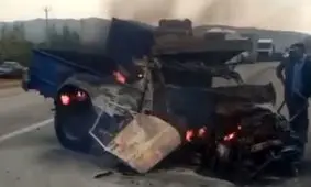 لحظه آتش گرفتن نیسان در تصادف با اتوبوس/ ویدئو