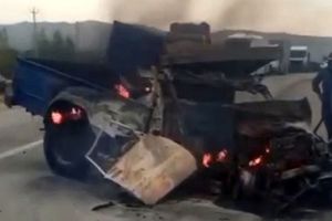 لحظه آتش گرفتن نیسان در تصادف با اتوبوس/ ویدئو