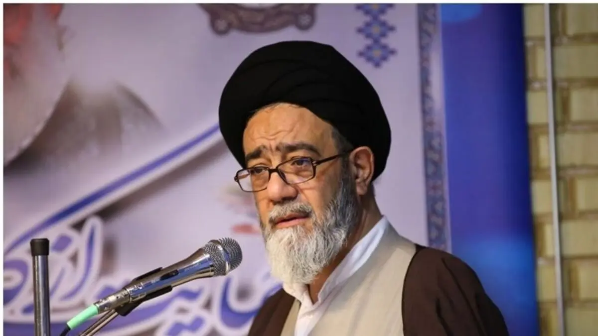 امام جمعه تبریز در صف مرغ ایستاد/ عکس