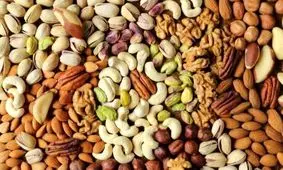 صف طولانی مردم در خیابان ستارخان تهران برای تهیه آجیل شب عید/ ویدئو