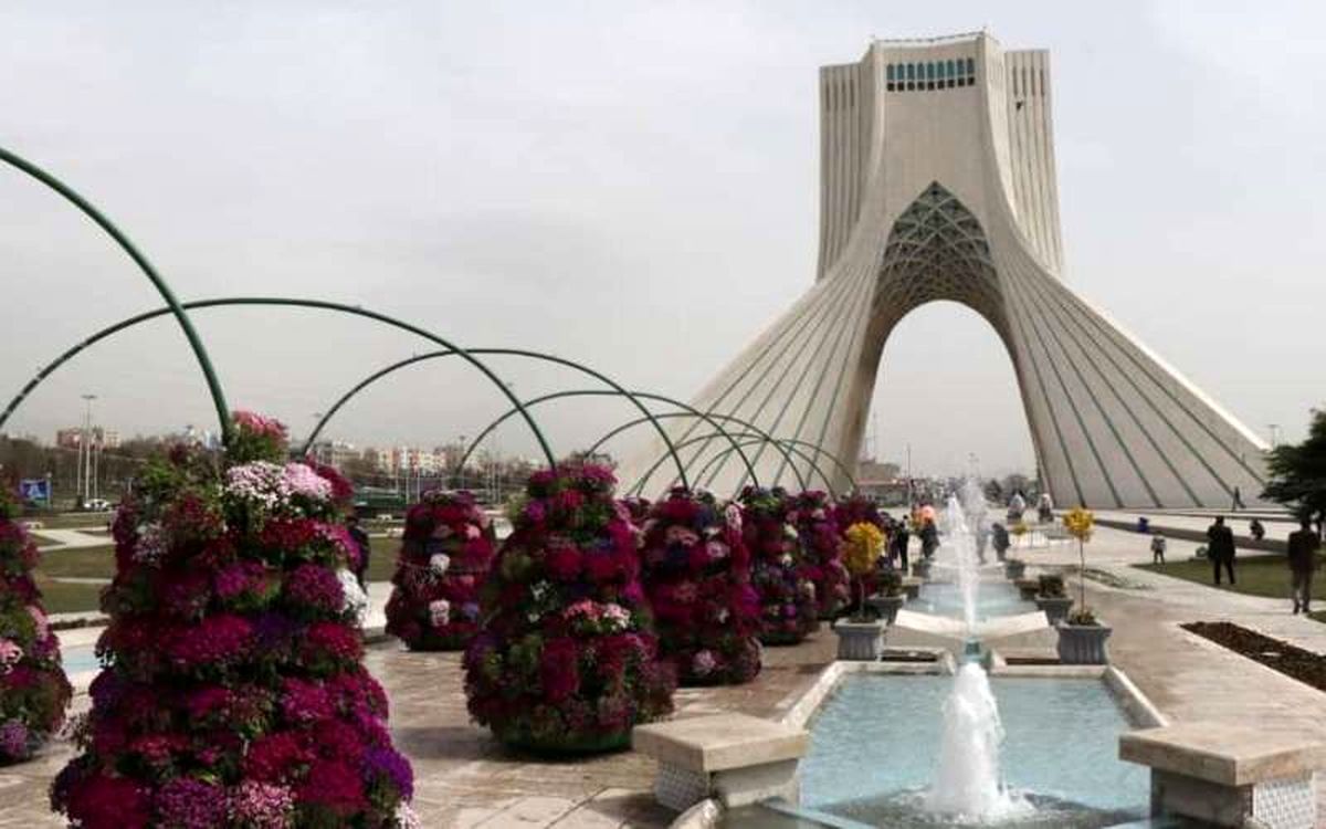 ارتش در میدان آزادی تهران لحظه سال تحویل توپ شلیک میکند