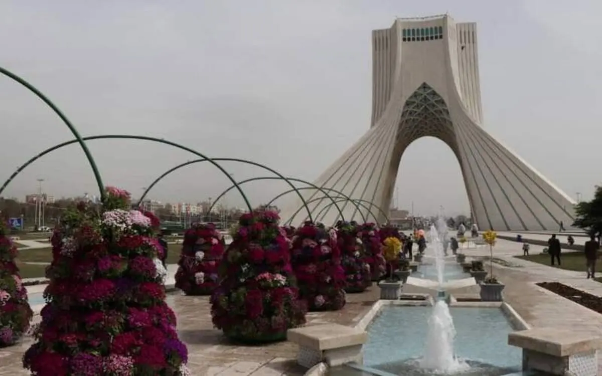 ارتش در میدان آزادی تهران لحظه سال تحویل توپ شلیک می‌کند