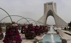 ارتش در میدان آزادی تهران لحظه سال تحویل توپ شلیک می‌کند