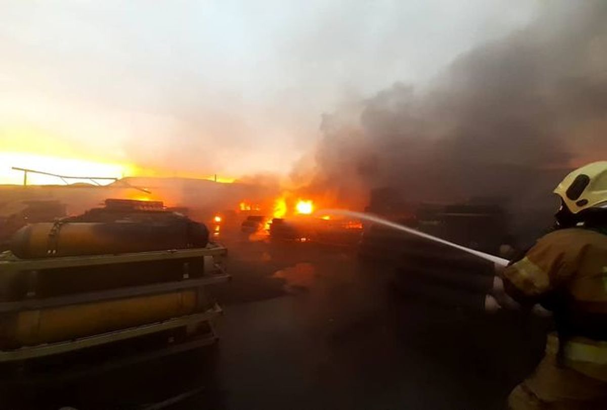 آتش سوزی گسترده در یک گاراژ در جاده خاوران تهران/ عکس