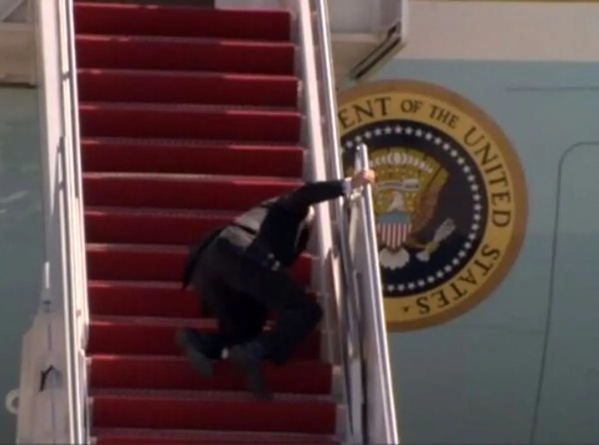 واکنش کاخ سفید به زمین خوردن بایدن هنگام سوار شدن به هواپیما: حال او خوب است