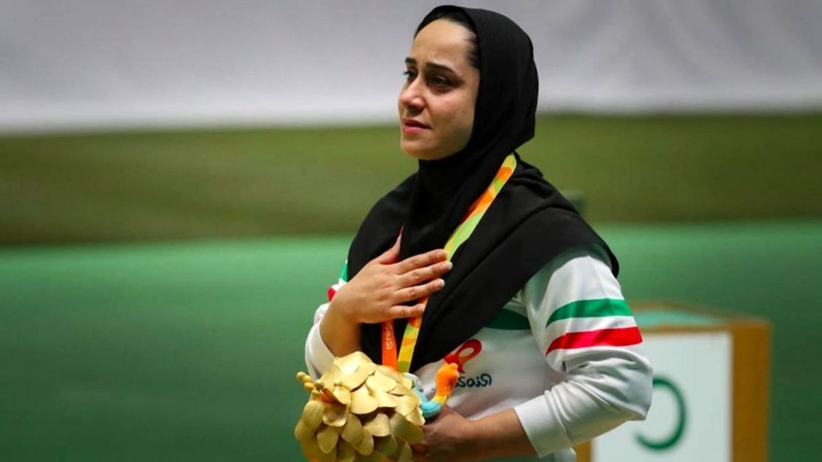 جام جهانی پاراتیراندازی العین/ مدال طلا بر گردن ساره جوانمردی