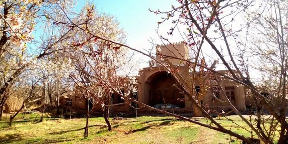 اسلامی ندوشن باغ و خانه پدری‌اش را وقف کرد