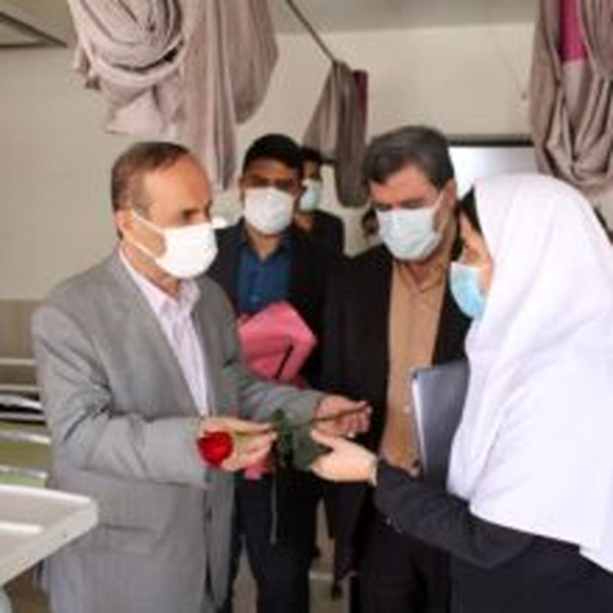 قدردانی استاندار خوزستان از تلاش های کادر بهداشت و درمان در بازدید از بیمارستان گلستان اهواز/ تصاویر