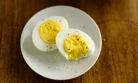 ۲ روش بی نقص اما متفاوت برای آب پز کردن تخم مرغ