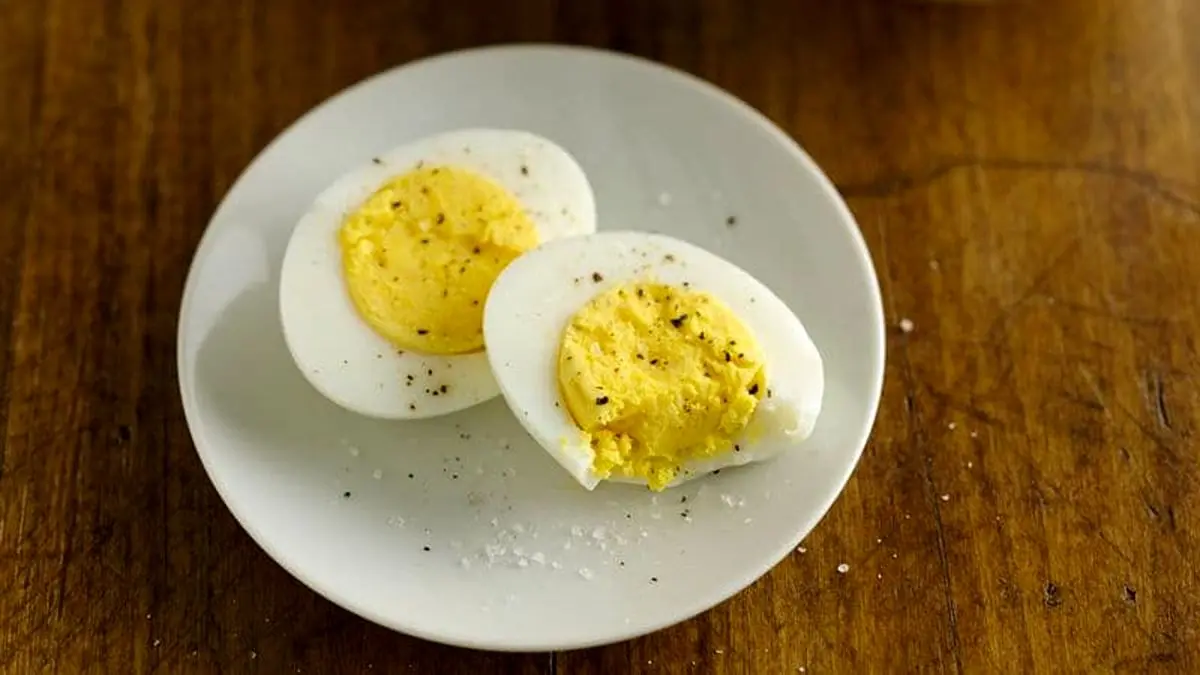 ۲ روش بی نقص اما متفاوت برای آب پز کردن تخم مرغ