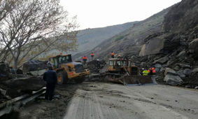 ریزش سنگ در جاده هراز یک کشته و ۴ مصدوم داشت