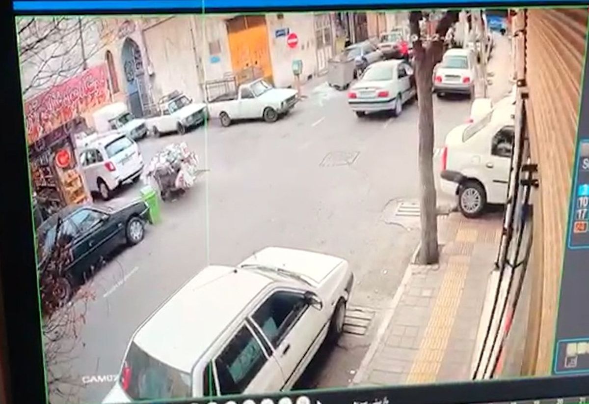کتک خوردن زورگیر از دختر تهرانی وسط خیابان/ ویدئو