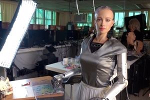 فروش نقاشی‌های ربات زن نما بیش از ۱ میلیون دلار درامد کسب کرد/ عکس