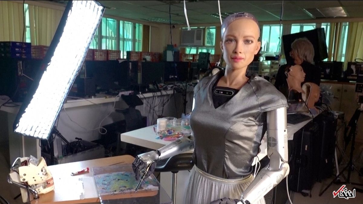 فروش نقاشی‌های ربات زن نما بیش از ۱ میلیون دلار درامد کسب کرد/ عکس