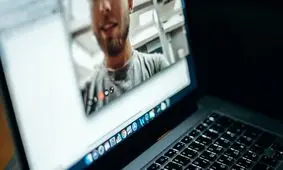 آیا باید بر روی وب کم لپ تاپ خود چسب بزنید؟