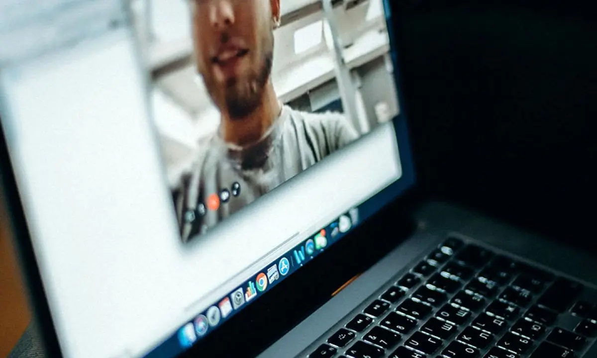 آیا باید بر روی وب کم لپ تاپ خود چسب بزنید؟